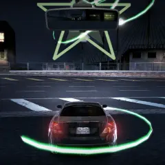 Nocna jazda w NFS Carbon z polskim spolszczeniem. Widok zza samochodu na nocne miasto i świecące linie.