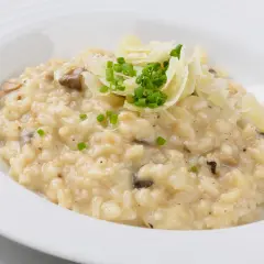 Cremiges Pilzrisotto mit Parmesan und Schnittlauch. Der Unterschied bei der Zubereitung von Risotto Reis macht diese Köstlichkeit aus.