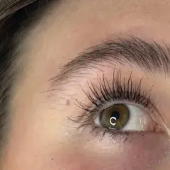 Occhi con ciglia lunghe e folte, effetto ciglia finte ottenuto con mascara.