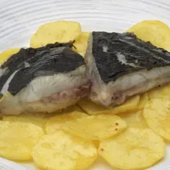 Rodaballo a la plancha servido sobre patatas fritas crujientes. Un plato sencillo y delicioso.