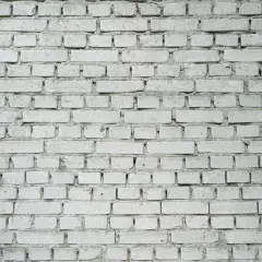 Szara ściana z cegieł, zastanawiasz się, ile waży jedna cegła?