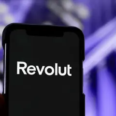Smartfon z logo Revolut. Szybkie płatności Revolut Pay ułatwiają codzienne transakcje.