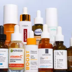 Eine Sammlung von Vitamin C Seren für das Gesicht, darunter Marken wie Garnier, Paula's Choice und La Roche-Posay.