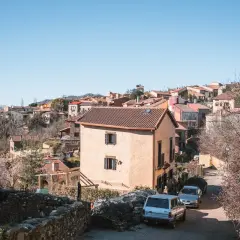 Casas de piedra y tejados rojos en un pueblo de montaña, hogar de los **habitantes Montejo de la Sierra**.