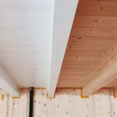 Soffitto con perline in legno sbiancato e travi a vista in legno naturale.