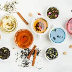 Assortiment de thés colorés, dont une tisane anti inflammatoire, avec des épices et des sucres.