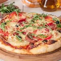 Pyszne ciasto na pizzę thermomix z pomidorami, mozzarellą, oliwkami i rukolą. Idealne na szybki obiad.