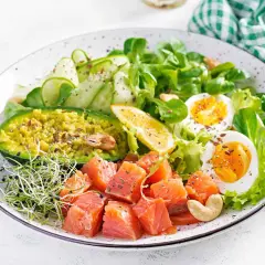 Kolorowa sałatka z łososiem, awokado, jajkiem i warzywami. Idealna na dietę low carb.