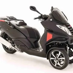 Scooter tres ruedas 2015, negro mate con detalles rojos, diseño deportivo y moderno.