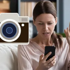 Zirytowana kobieta próbuje dowiedzieć się, jak wyłączyć aparat w telefonie. Obok niej symbol aparatu z wykrzyknikiem.