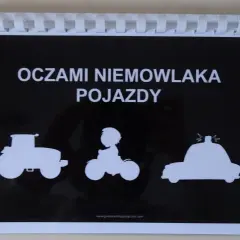 Karty kontrastowe do druku z pojazdami: traktorem, motocyklistą i radiowozem. Idealne dla niemowląt.
