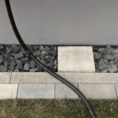 Moderner Spritzschutz am Haus: Kies und Steinplatten schützen die Fassade vor Nässe.