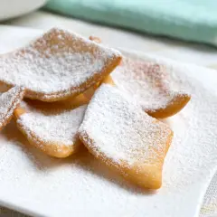 Leckere Schmalzkuchen, bestäubt mit Puderzucker. Ein einfaches schmalzkuchen rezept für den Genuss.
