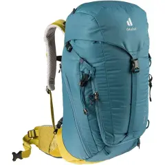 Mochila Deuter azul turquesa y amarilla, ideal como material para el Camino de Santiago. Resistente y cómoda para largas caminatas.