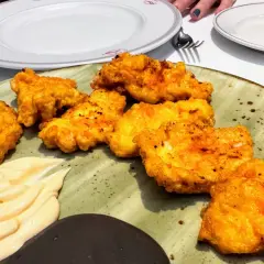 Crujientes fritos de pixin dorados, servidos con una cremosa salsa y un toque de oscuridad. ¡Un manjar para disfrutar!