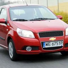 Czerwony Chevrolet Aveo 1.2 w ruchu drogowym.