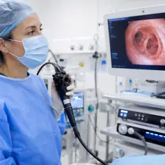 Ärztin führt Bronchoskopie durch. Die Dauer der Untersuchung ist kurz, die Bilder zeigen die Atemwege.
