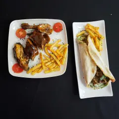 Dwa talerze z jedzeniem: żeberka w sosie z frytkami i pomidorkami, oraz wrap z mięsem i frytkami. Pytanie: halal co to?