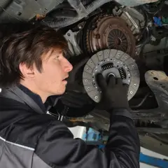 Miękki pedał sprzęgła? Odpowietrz układ i oszczędź na mechaniku!
