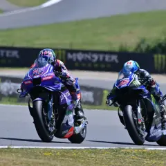 Dos pilotos de MotoGP compiten en el GP Assen, con los horarios de carrera en mente.