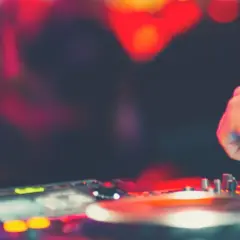 Jak zostać DJ-em w klubie i uniknąć najczęstszych błędów
