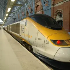 Pociąg Eurostar na peronie, gotowy do podróży przez Kanał La Manche.