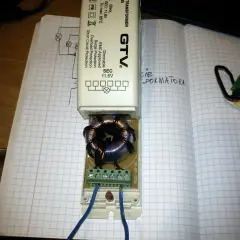 Schemat podłączenia transformatora elektronicznego GTV TE-150. Widać uzwojenie i zaciski do podłączenia przewodów.