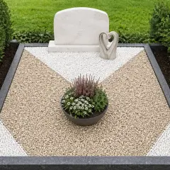 Grabgestaltung mit Kies und Bodendecker: Ein Grabfeld mit einem Grabstein, einem Herzsymbol und einer Schale mit Heidekraut und kleinen weißen Blumen.