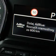 Niski poziom AdBlue. Rozruch niemożliwy za 600 km. Monitoruj zużycie AdBlue na 100km.
