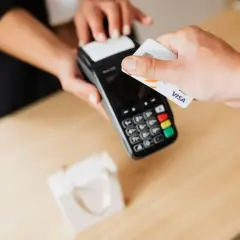 Płatność kartą zbliżeniową. Zastanawiasz się, czy można wcześniej spłacić leasing?