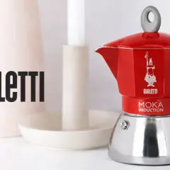 Czerwona kawiarka Bialetti Moka Induction. Dowiedz się, jak używać, by cieszyć się pyszną kawą.
