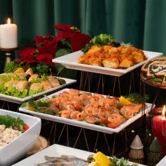 Elegancki catering świąteczny dla firm w Warszawie: łosoś, ryby, makowiec i sałatki.