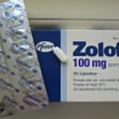 Opakowanie leku Zoloft 100 mg, zawierające 28 tabletek sertraliny. Lek stosowany w leczeniu depresji i zaburzeń lękowych.