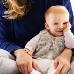 Kiedy dziecko siada? Poradnik: Wspieraj, nie sadzaj!