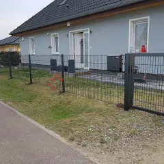 Nowy, nowoczesny ogrodzenie panelowe wokół domu. Dowiedz się, jak zrobić ogrodzenie panelowe, by zabezpieczyć swoją posesję.