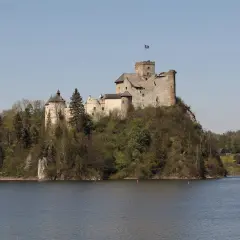 Zamek w Niedzicy, gdzie według legendy ukryto skarb Inków. Majestatyczna warownia na skale nad jeziorem.