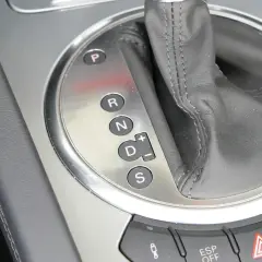 Dźwignia zmiany biegów w automacie. Widoczne oznaczenia P, R, N, D, S.