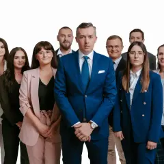 Grupa profesjonalistów w garniturach i kostiumach na białym tle.