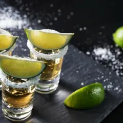Trzy kieliszki tequili z solą i limonką, gotowe do degustacji. Idealne na wieczór z przyjaciółmi, jak ten z piosenką "Chantre".