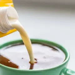 Czy kawa z mlekiem podnosi cholesterol? Sprawdź, co musisz wiedzieć