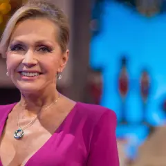 Uśmiechnięta Helena Vondráčková w fuksjowej sukni z naszyjnikiem.
