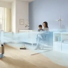 Purificador de aire Dyson creando un ambiente fresco y saludable para un niño y su madre. El aire interior se renueva, asegurando bienestar.