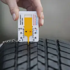 Sprawdzam, ile mm bieżnika mają nowe opony zimowe. Miernik wskazuje ponad 4 mm, co jest idealne.