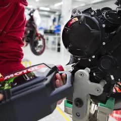 Wymiana oleju w motocyklu 125? Sprawdź, co ile zaleca producent. Mechanik nalewa olej Motul do silnika.