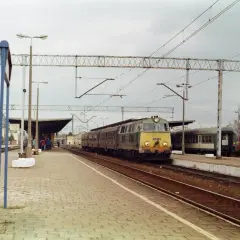 Pociąg PKP na stacji w Laskowicach Pomorskich.