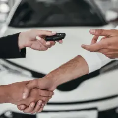 Przekazanie kluczyków do nowego samochodu to ważny moment w przemyśle motoryzacyjnym.