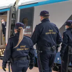 Straż Ochrony Kolei czuwa nad bezpieczeństwem pasażerów. Dowiedz się, jak się dostać do pociągu pod ich okiem.
