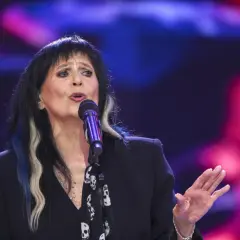 Wanda Kwietniewska śpiewa, a jej charakterystyczne, siwe pasma we włosach i rockowy styl podkreślają jej niepowtarzalne utwory.