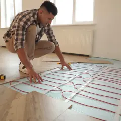 Montaż ogrzewania podłogowego w bloku. Sprawdzamy koszt i możliwości instalacji nowoczesnego systemu grzewczego.