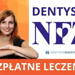Uśmiechnięta kobieta obok logo DENTYSTA NFZ. Bezpłatne leczenie z bólem zęba? Sprawdź dentystaradzi.pl.